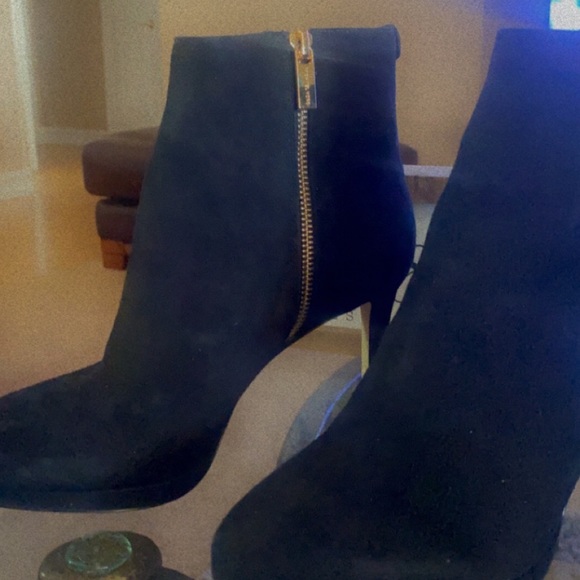 Michael Kors Ankle Boot. Size 8 - Picture 5 of 6